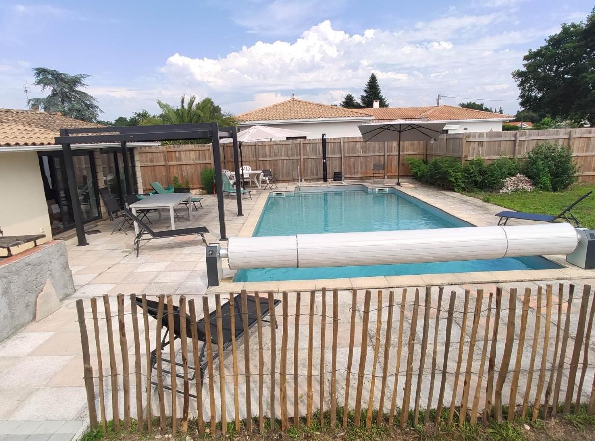 2 Maisons De 3 Et 2 Avec Grande Piscine Commune Holiday home *